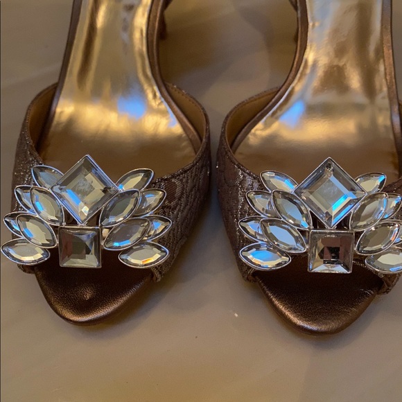 bagdley mischka peep toe with large jewels on toe - Picture 2 of 7